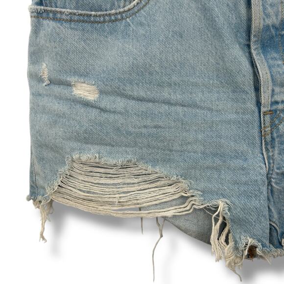 NEW Levi's 501 Distressed Denim shorts Size 31 Light Blue Frayed Jeans NWT - Picture 4 of 8